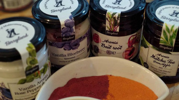 Ο θεολόγος που βάζει την Αρώνια στις αγορές της Ευρώπης …