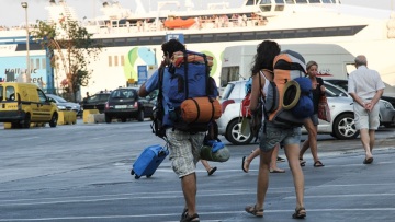 Bloomberg: Ο τουρισμός θα συνεχίσει να τονώνει την ελληνική οικονομία