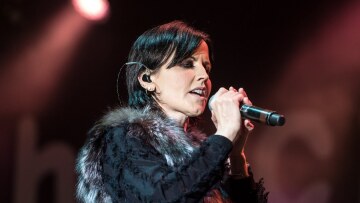 Dolores O’Riordan: Την βρήκαν νεκρή οι καθαρίστριες στο μπάνιο του δωματίου της