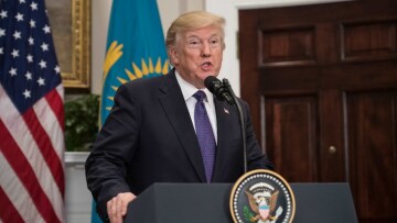 Στα όρια της παχυσαρκίας ο Τραμπ: Παίρνει χάπια για την τριχόπτωση και κοιμάται 5 ώρες