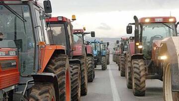 Ζεσταίνουν τα… τρακτέρ τους και στήνουν μπλόκα οι αγρότες της Κρήτης