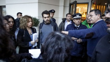 «Μπούκαραν» στην Κεντρική Επιτροπή του ΣΥΡΙΖΑ εργαζόμενοι του σταθμού «Στο Κόκκινο» 