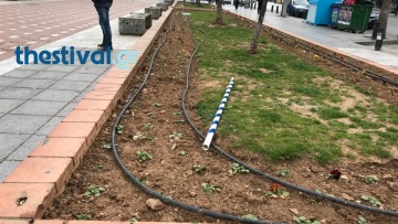 Θεσσαλονίκη: Κουκουλοφόροι άρπαξαν σημαίες και συνεπλάκησαν με περαστικούς