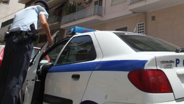 Καλογρέζα: Οδηγός σχολικού λεωφορείου κλείδωσε τον ανήλικο γιο του στο μπαλκόνι για... παραδειγματισμό