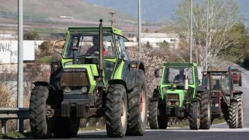 Στους δρόμους οι αγρότες: Στήθηκε το πρώτο μπλόκο, ακολουθούν τα υπόλοιπα