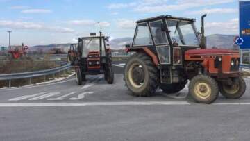 Μπλόκο από αγρότες στον κόμβο Μεγαλοχωρίου στα Τρίκαλα