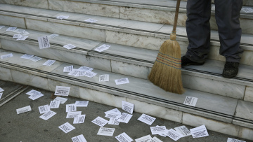 Δείτε το βίντεο από την εισβολή του Ρουβίκωνα στα δικαστήρια της Ευελπίδων