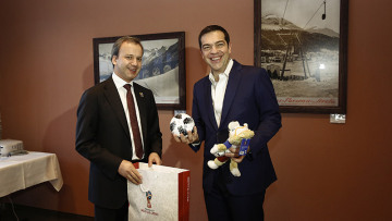 Φωτογραφίες: Τη μπάλα του Μουντιάλ έδωσε δώρο στον Τσίπρα ο αναπληρωτής πρωθυπουργός της Ρωσίας