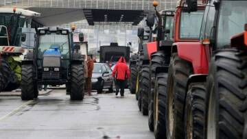 Ξανά στους δρόμους οι αγρότες - Μπλόκα σε πολλές περιοχές της χώρας