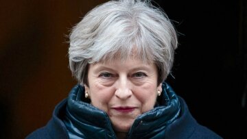 Guardian: Η Τερέζα Μέι «περπατά πάνω σε λεπτό στρώμα πάγου»