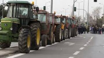 Παρέταξαν τρακτέρ οι αγρότες κοντά στο Αγρίνιο και την Αμαλιάδα