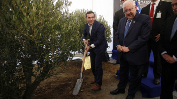 Βίντεο: Ο Τσίπρας έπιασε το φτυάρι και φύτεψε μια ελιά για το Μουσείο του Ολοκαυτώματος στη Θεσσαλονίκη