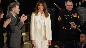 Στα λευκά και... μόνη έφτασε η Μελάνια στο Καπιτώλιο για την ομιλία του Τραμπ