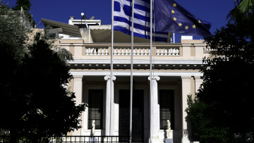 Non paper Μαξίμου: Το ερώτημα δεν είναι αν ΝΔ-ΠΑΣΟΚ μείωσαν τη δαπάνη για φάρμακα αλλά αν έκαναν υπερτιμολογήσεις υπέρ Novartis