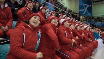 Διχάζουν το κοινό οι τσιρλίντερ της Βόρειας Κορέας: Εντυπωσιακές ή... θλιβερές;