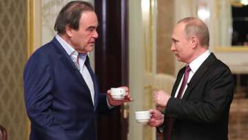 Ρωσία: «Ανάβει φωτιές» το ντοκιμαντέρ του Όλιβερ Στόουν για τον Πούτιν