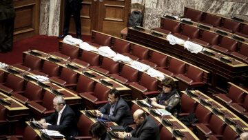 Φωτογραφίες: Η Βουλή «μπάζει» νερά και οι βουλευτές συνεδριάζουν