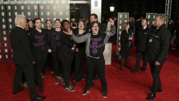 Βραβεία Bafta: Ακτιβίστριες και διάσημες πρωταγωνίστριες αγκαλιά για τα δικαιώματα των γυναικών
