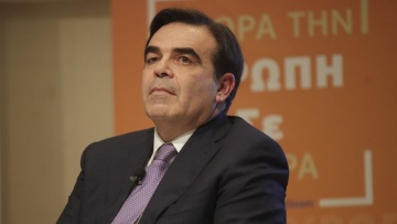 Κομισιόν για προανακριτική: «Ο Αβραμόπουλος είναι εδώ, συνεχίζει τη δουλειά του»