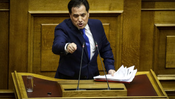 Γεωργιάδης για Τσίπρα: Ο βασιλιάς είναι γυμνός - Μαξίμου: Να δοκιμάσει ηρεμιστικό της... Novartis