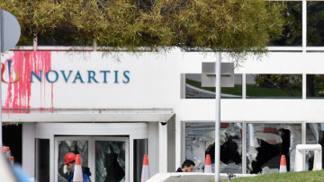 Ο Ρουβίκωνας επιτέθηκε με βαριοπούλα και μπογιές στα γραφεία της Novartis