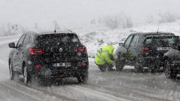Κακοκαιρία «Λέανδρος»: Πού χρειάζονται αντιολισθητικές αλυσίδες σε Στερεά και Πελοπόννησο