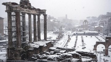 Φωτογραφίες: Η σφοδρότερη χιονόπτωση των τελευταίων 6 ετών στη Ρώμη - Στα λευκά το Κολοσσαίο