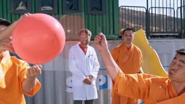 Απίστευτο βίντεο: Σαολίν πετά καρφίτσα μέσα από γυαλί και σκάει μπαλόνι!