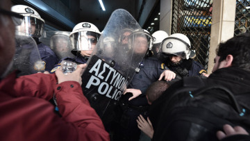 Απρόκλητη επίθεση με χημικά σε μέλη του ΠΑΜΕ έξω από συμβολαιογραφείο