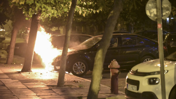 Μπαράζ επιθέσεων σε αυτοκίνητα και τράπεζες το βράδυ στην Αθήνα