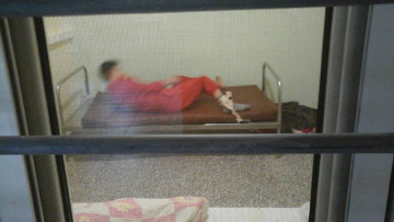 Απίστευτη απάντηση από το υπ. Εργασίας για τις εικόνες-σοκ στο Λοιμωδών: Μην ταράζετε την ηρεμία των φιλοξενουμένων!