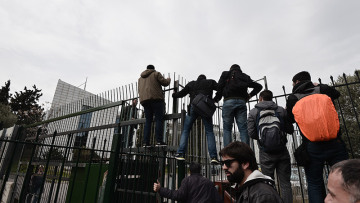 Βίντεο: Πέντε ώρες υπό κατάληψη το υπουργείο Παιδείας μετά τα επεισόδια 