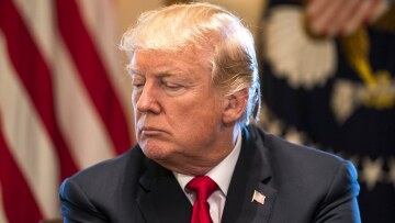 «Σηκώνει το γάντι» στην ΕΕ ο Τραμπ: Θα επιβάλω δασμούς στις εισαγωγές αυτοκινήτων