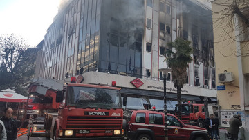 Συναγερμός στη Λάρισα: Στις φλόγες το κτίριο που στεγάζει την εφορία 