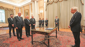 Με βαριά καρδιά ψάχνουν ημερομηνία για εκλογές στο Μαξίμου