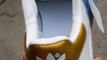 «Σαν... σμιθ»: Δείτε φωτογραφίες από τα 28.000 παπούτσια και ρούχα-μαϊμού που κατασχέθηκαν