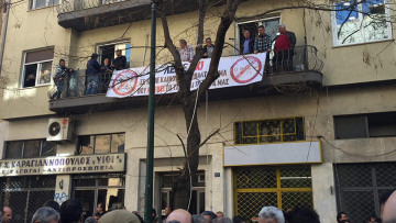 Οι ταξιτζήδες σπάνε οχήματα Uber και ο Λυμπερόπουλος απειλεί: Θα το κάνω «Κούγκι»