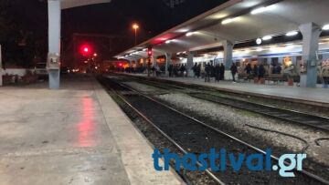 Θεσσαλονίκη: Οπαδοί του ΠΑΟΚ απέκλεισαν τις γραμμές των τρένων στον σταθμό του ΟΣΕ
