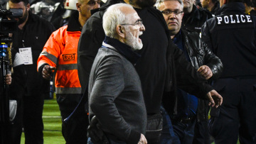 Το γύρο του κόσμου οι εικόνες ντροπής με τον Σαββίδη να οπλοφορεί στην Τούμπα