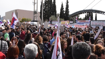 Εκπαιδευτικοί χτυπούν την πύλη του υπ. Παιδείας ζητώντας διορισμούς