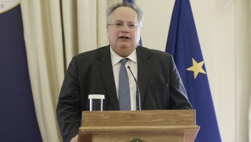 Ο Κοτζιάς στα Σκόπια «εγκαινιάζει» την ονομασία του νέου αεροδρομίου