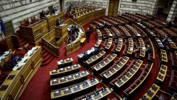 Βουλή: Ο ΣΥΡΙΖΑ ζητά ονομαστική ψηφοφορία για Uber και TaxiBeat