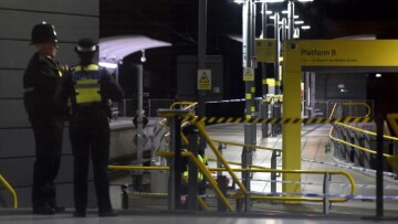 Επίθεση με μαχαίρι στο Μάντσεστερ: «Αλλάχου Ακμπάρ» φώναζε ο δράστης όταν χιμούσε στα θύματά του