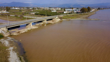 Φωτογραφίες: Η θάλασσα βάφτηκε καφέ  από τις ισχυρές βροχές στη Νέα Κίο