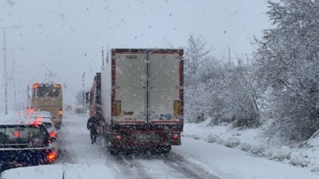 «Δίπλωσε» νταλίκα έξω από το Βόλο – Ουρές χιλιομέτρων και ταλαιπωρία των οδηγών