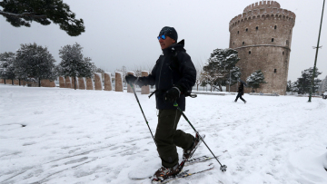 Καιρός: Υποχωρεί η «Σοφία», τα προβλήματα παραμένουν - Σε λευκό κλοιό η χώρα 