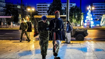 Φωτογραφίες: Με τζιπ έκαναν την αλλαγή οι Eύζωνες λόγω του χιονιά