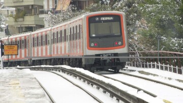 Χιόνια στην Αθήνα: Μέχρι «Ειρήνη» ο Ηλεκτρικός - Με προβλήματα τα λεωφορεία