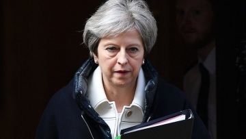 Δεκάδες Βρετανοί πρώην πρεσβευτές προτρέπουν τη Μέι να αναβάλει το Brexit