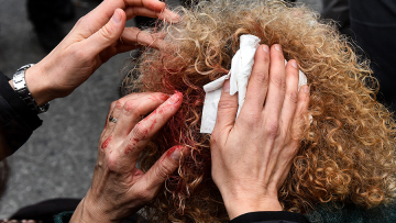 Δείτε βίντεο: Επεισόδια και χημικά στην πορεία των εκπαιδευτικών - Δύο τραυματίες